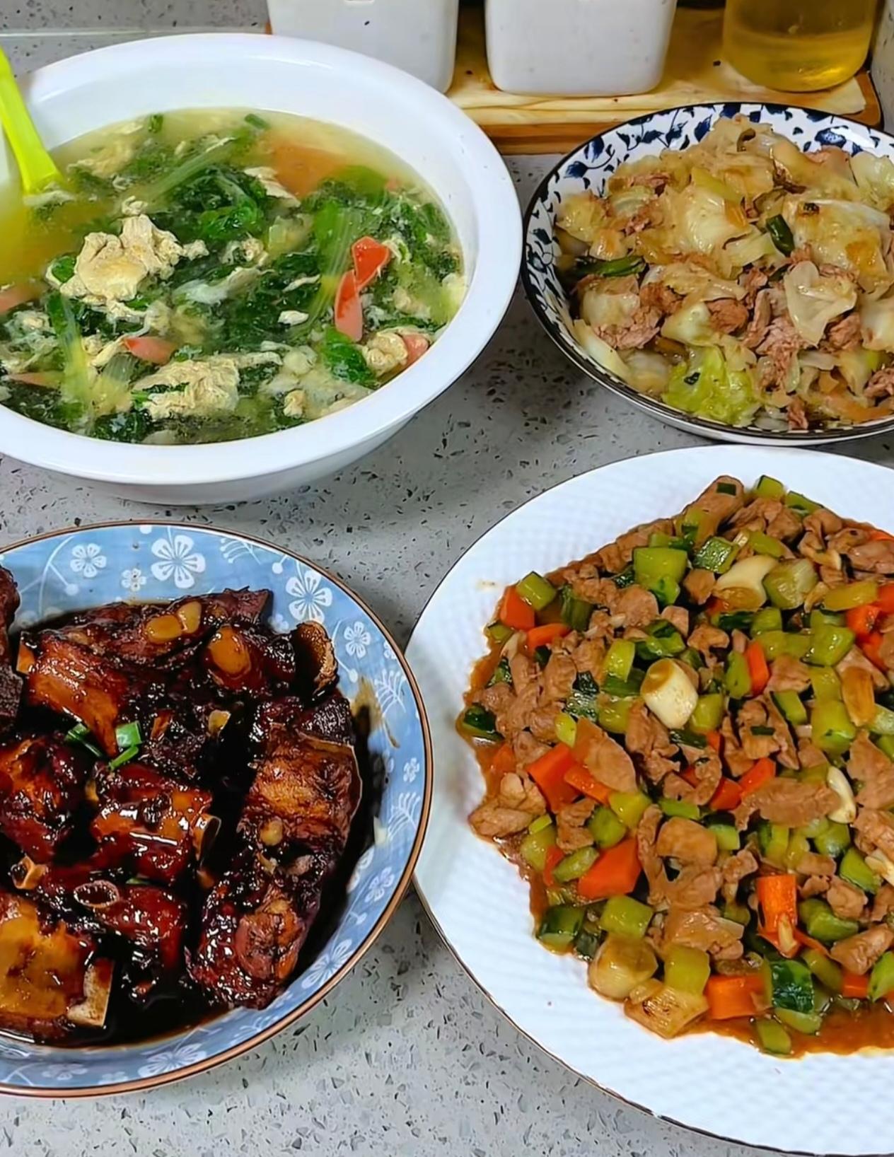 小区饭馆的老板娘跟我相熟，去吃饭时我吐槽做饭总想不出菜式，她便拿出自家三餐实拍。