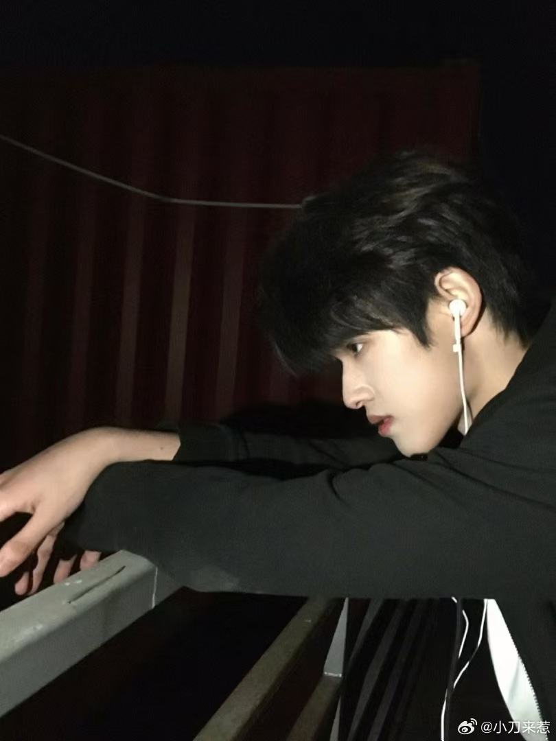 张极 耳机分你一半 张极的侧颜配上耳机 直接美到失语 优越的五官比例 加上自带的