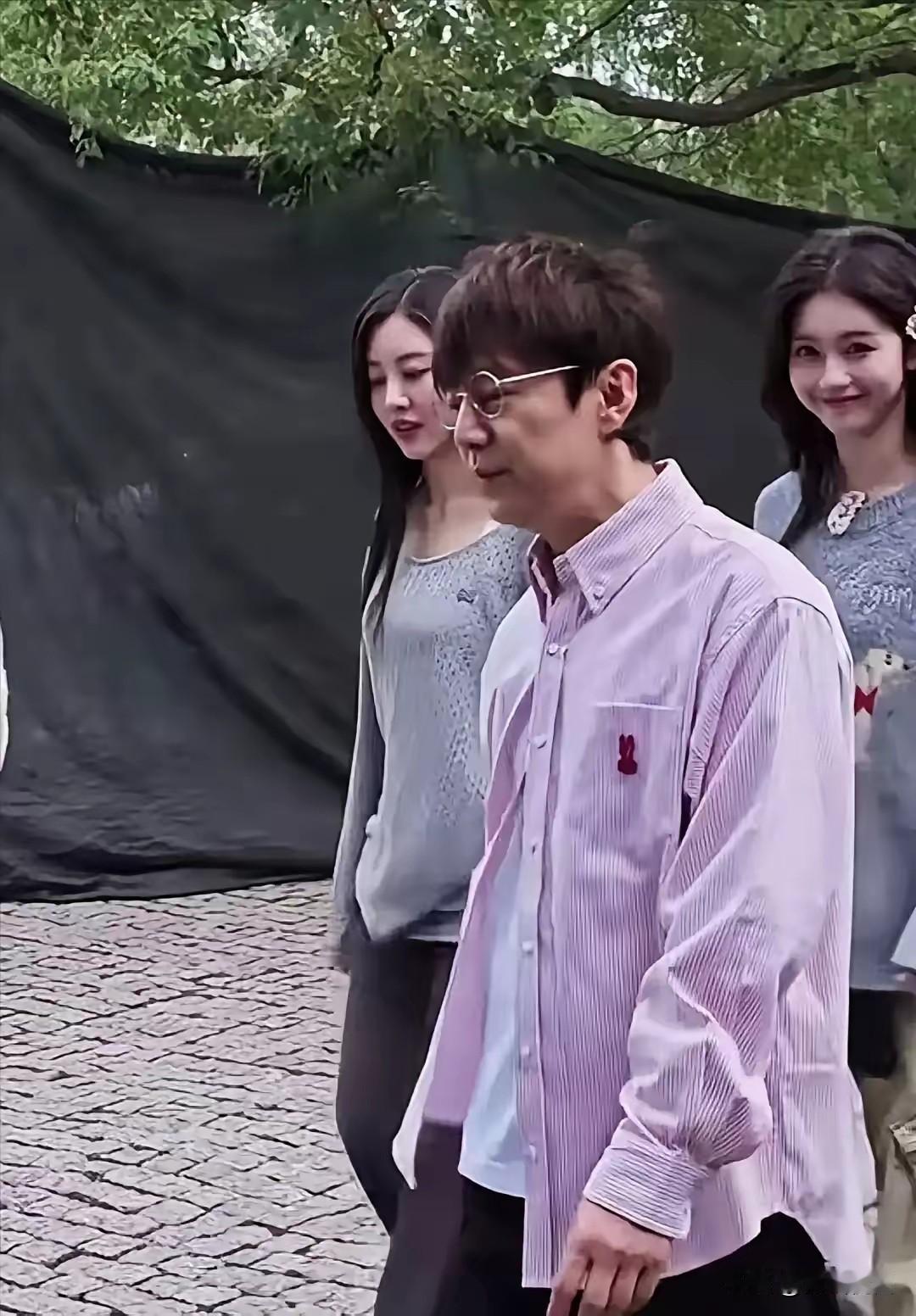 一觉醒来刷到热搜，说咱们的国民主持人头发花白亮相虹桥，好多网友直呼心疼。我仔细一