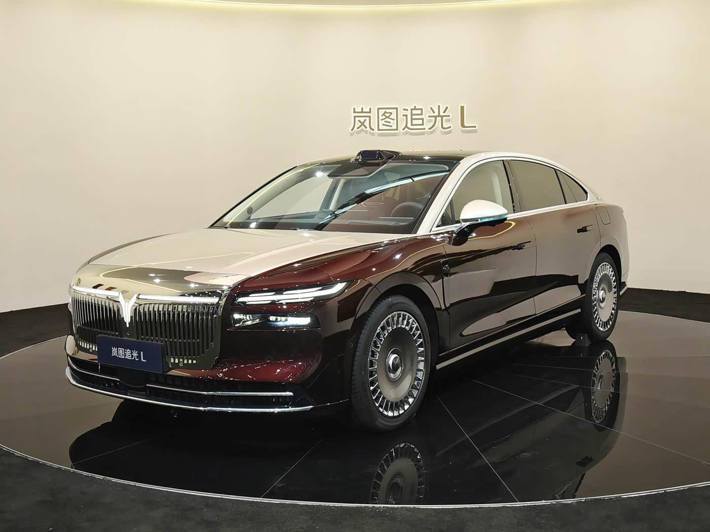 近日，我们从岚图汽车官方获悉，旗下的岚图追光L正式上市，新车定位为中大型插混轿车