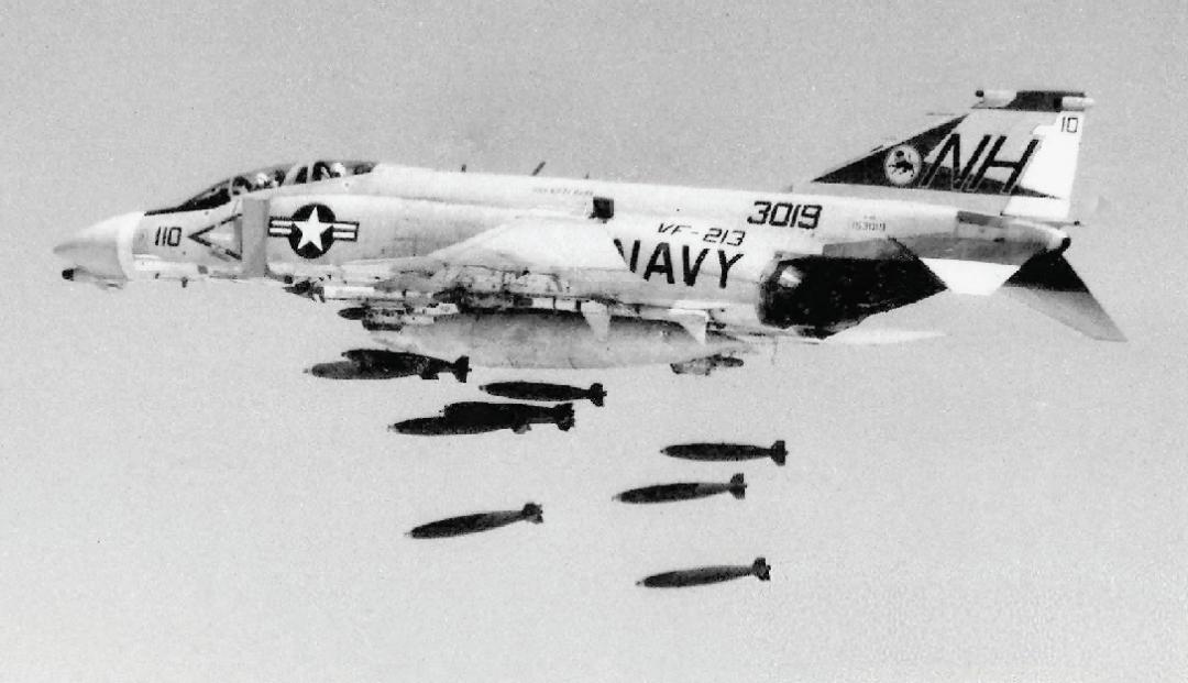 1965年11月，越南战争中，一架美国海军VF - 213“黑狮”（Black 
