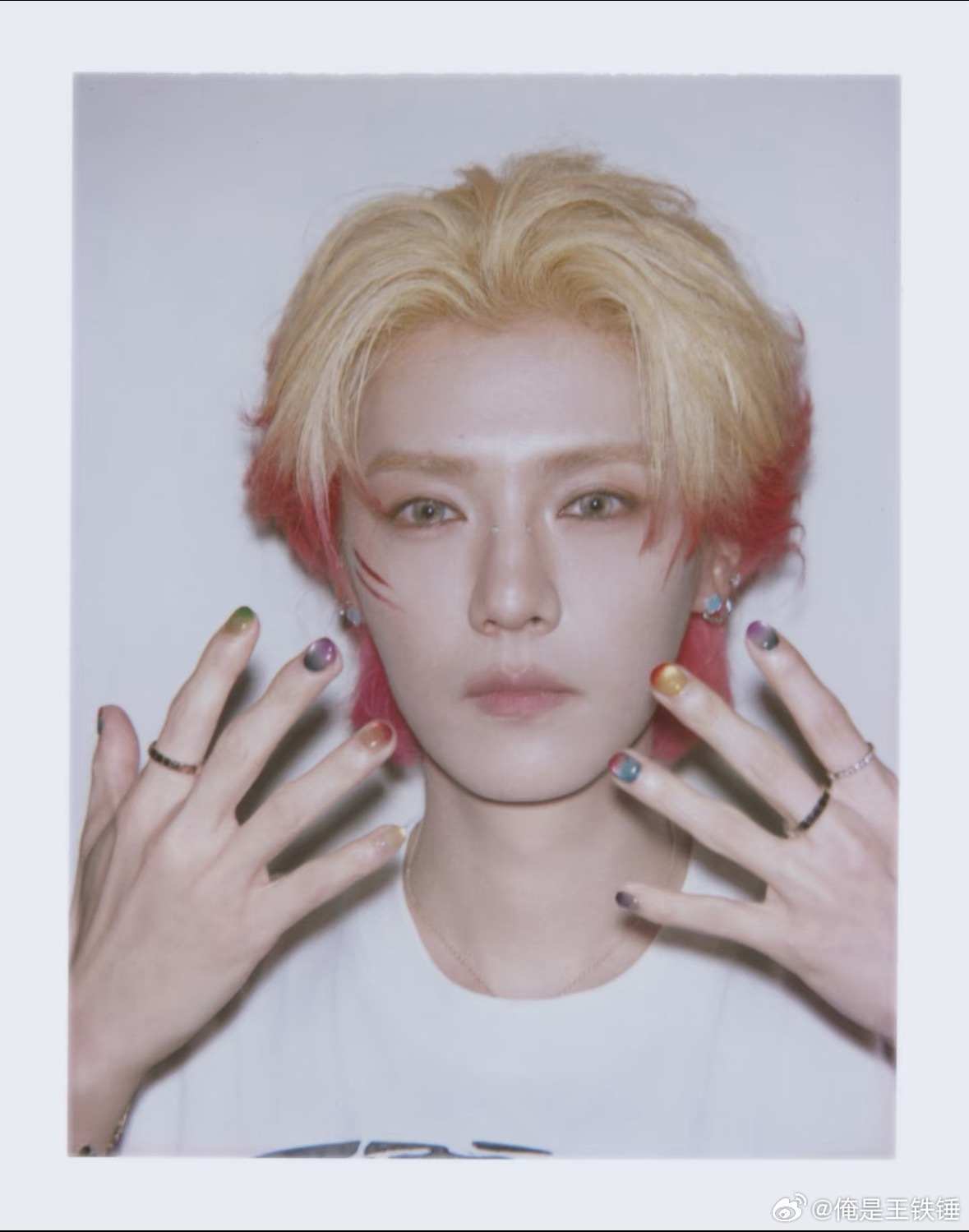 鹿晗元宵节撕拉片时至今日，也不知道这个鹿晗到底拍了多少张拍立得，只知道每张都帅的