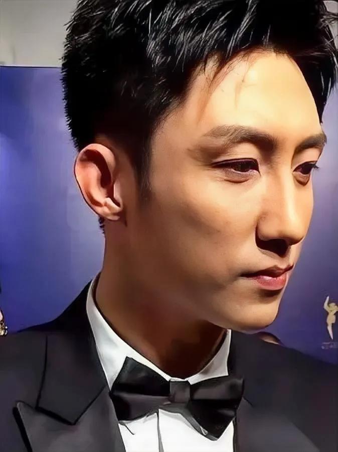 黄景瑜这事

我真的力挺

换我我也这么怼。

之前群访现场，国内记者对着他连续