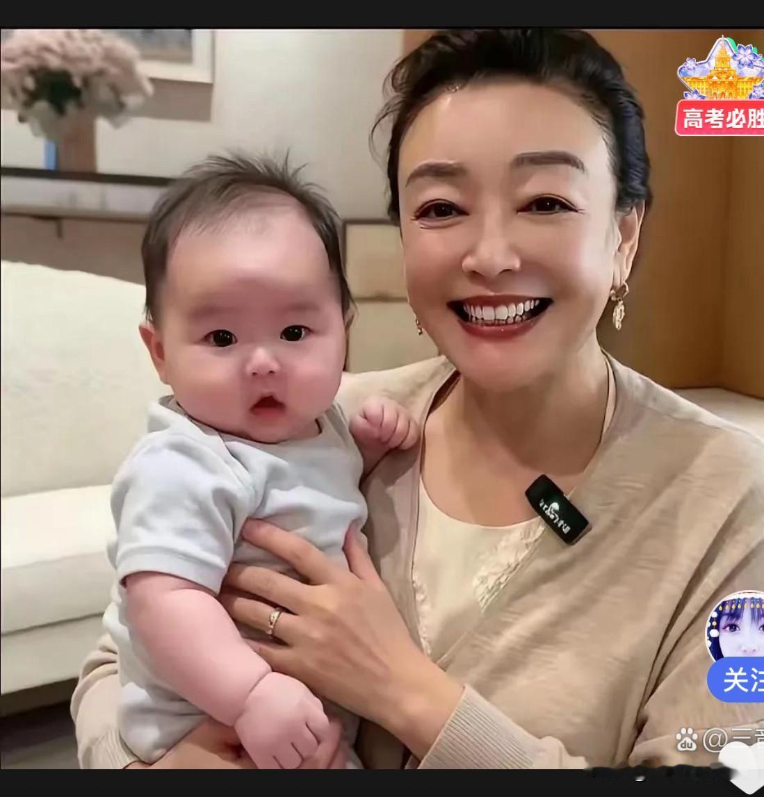 张兰抱着小汪宝，开心的嘴都闭不上，大家回忆一下，张兰好像没被允许这么抱过小霖霖和