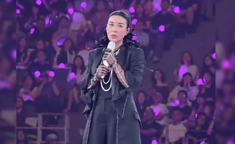那英演唱会悼念刘欢！唱《弯弯的月亮》哽咽，神情悲痛强忍泪水