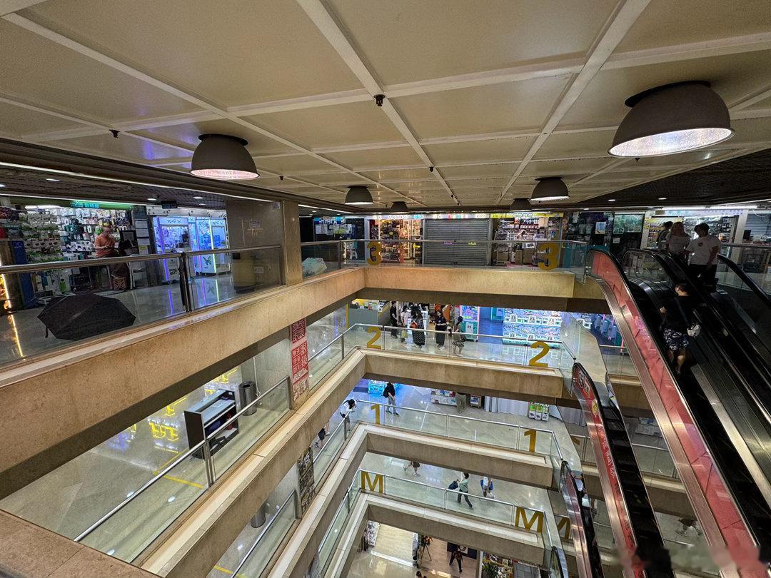 官塘广场顶楼，当年这里人声鼎沸，都是游戏店和AV店，现在如此凄凉