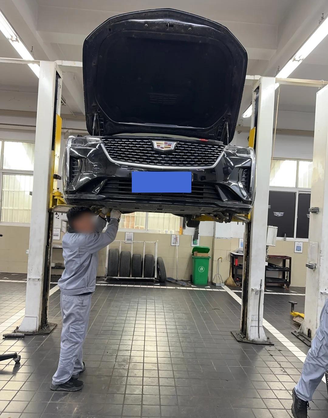 🚗保养不能乱省，但也别被“放大焦虑”。像凯迪拉克7500公里换机油、3万公里看