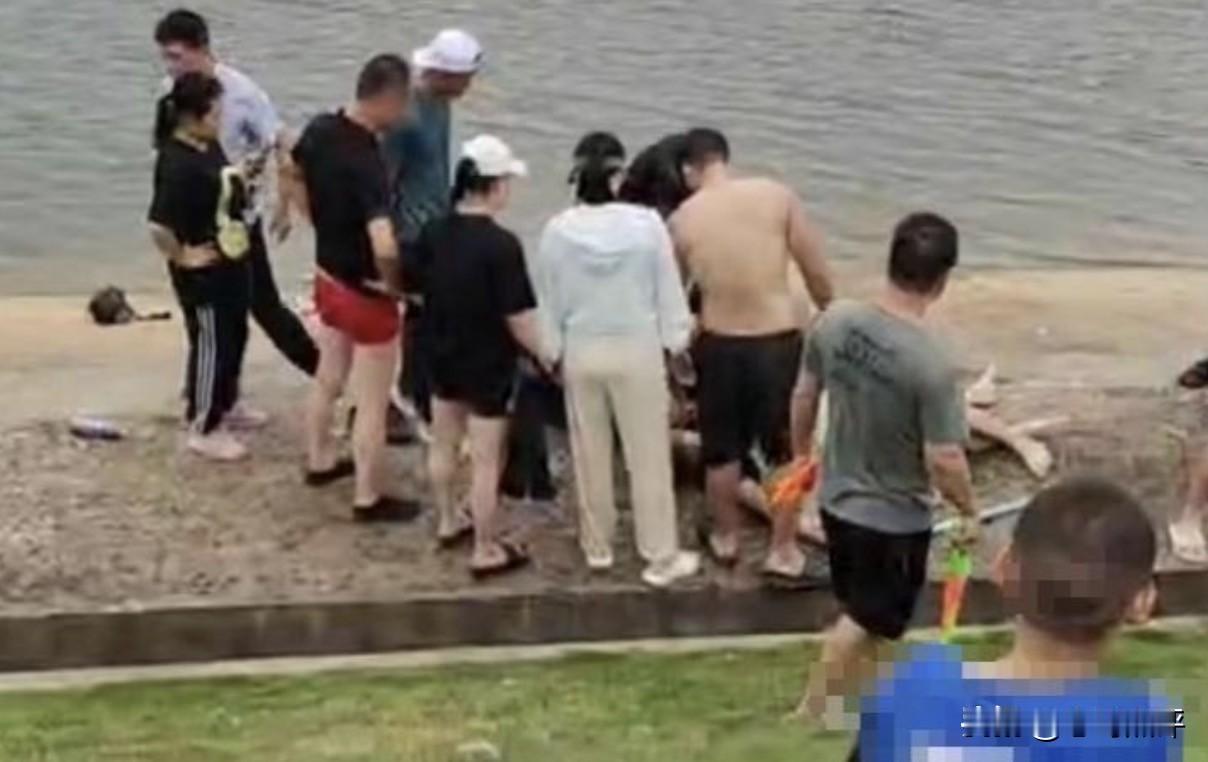 武汉一男子勇救落水母子三人，却不幸溺水进了ICU，至今仍是昏迷不醒，而被救者非但