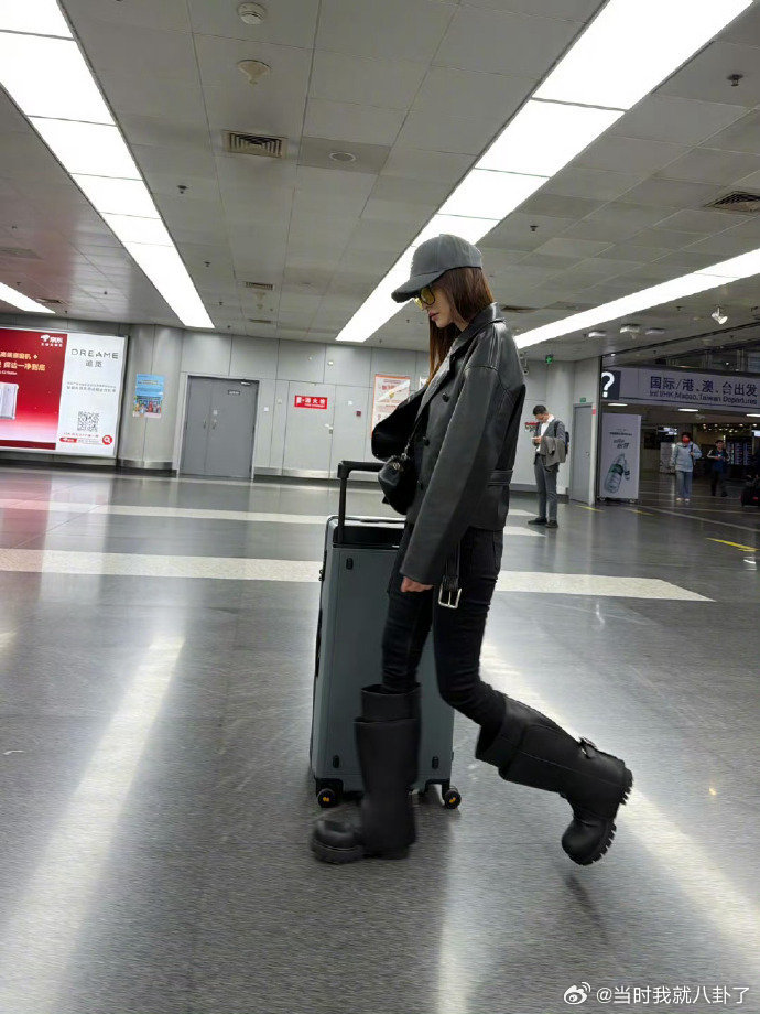 李小冉希望初舞台别摔跤 姐姐好可爱，好朴实的心愿“希望初舞台别摔跤” 哈哈哈哈 