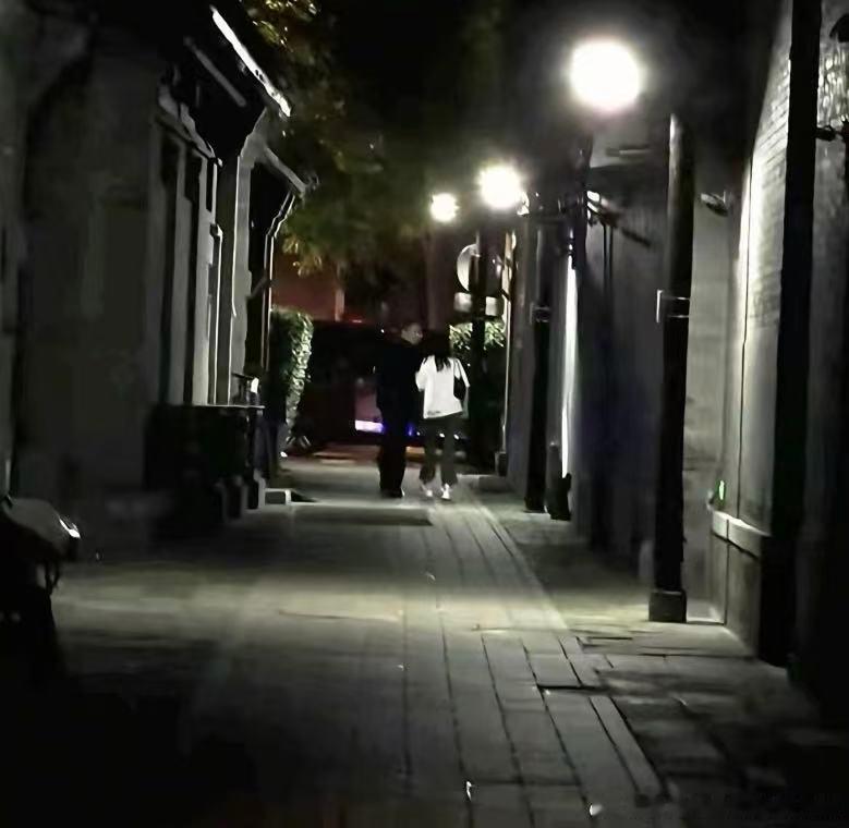 曝大热小花与顶级IP导演恋情这个广场怎么那么多人提白鹿 ，这不可能呀，你们觉得呢