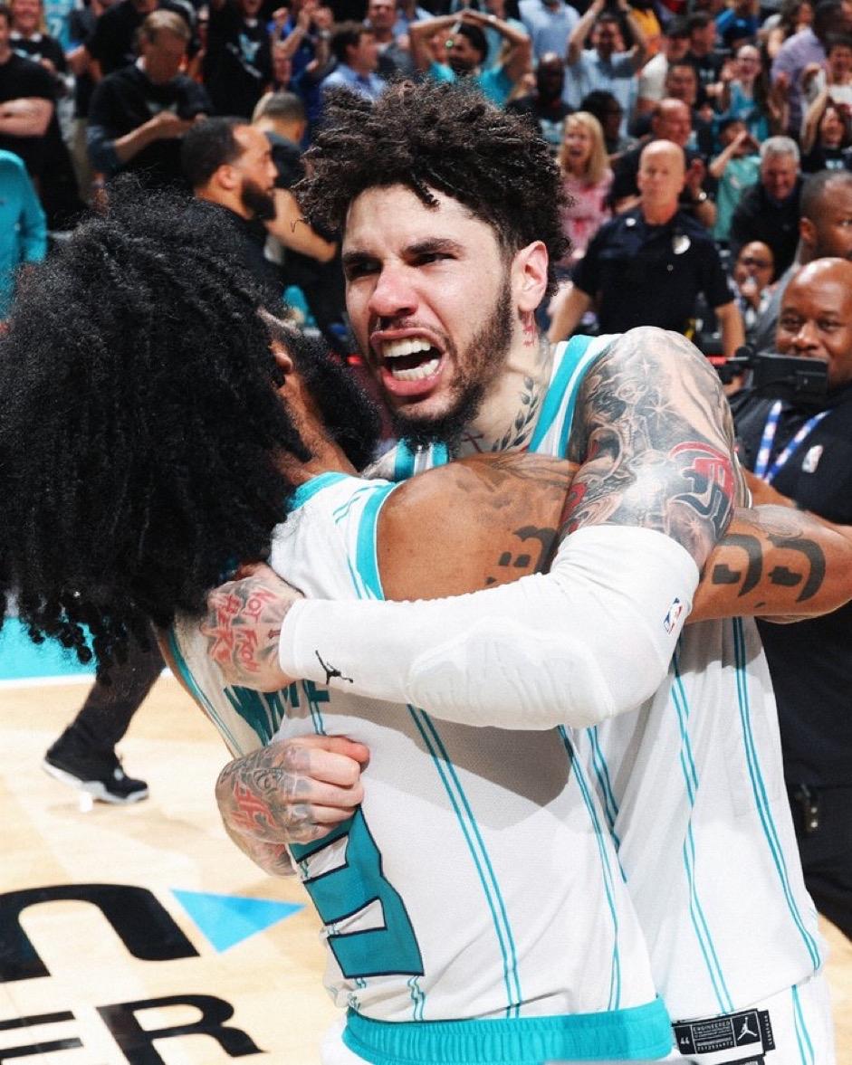 奖励你个大链子！惊险又刺激！三球上篮准绝杀，米切尔4.7秒一条龙冲刺，结果被小桥