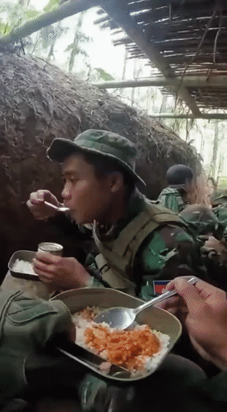 泰国🇹🇭和柬埔寨🇰🇭两国再次爆发边境武装冲突！
几个柬埔寨士兵正躲在战壕