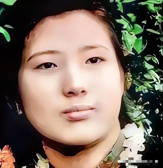 1955年，武汉女大学生吴明珠，放弃了城里的工作，趁父母不注意，连夜逃往新疆，父