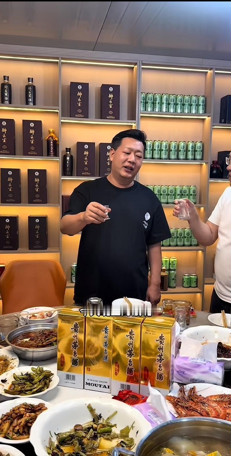 西安大佬，中明建投集团董事长小松哥，半斤多53度飞天茅台酒下肚，喝大了，直接躺在