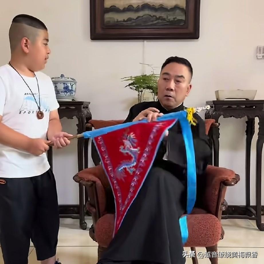 杨仪这个段子对话好搞笑的，内容如下：
  杨仪：你拿个旗子在我面前摇晃嘛呢？
 