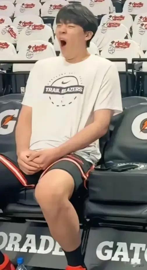 杨瀚森被开拓者新任主教练彻底弃用，据说极有可能会被下放到NBA发展联盟去进行所谓