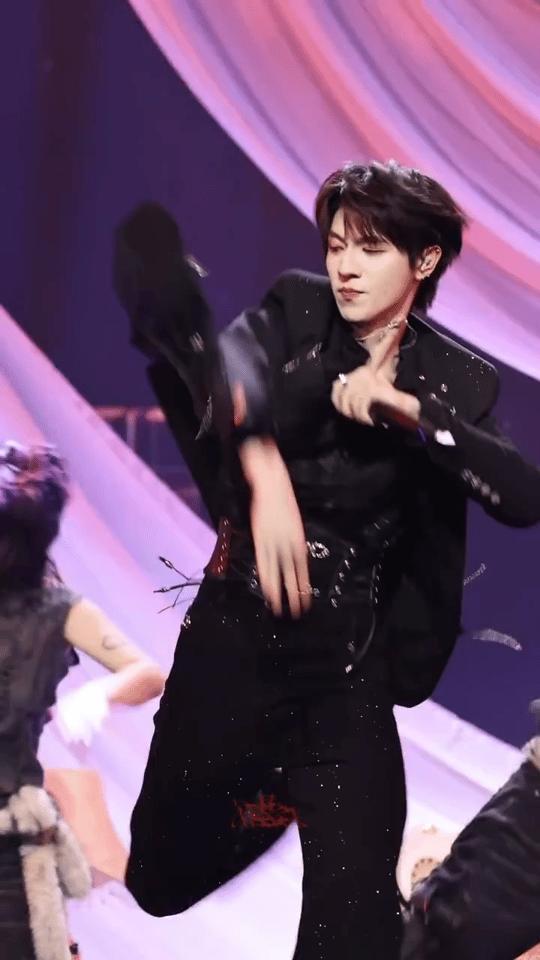 朱志鑫处理舞台事故好丝滑 舞台意外被他玩成专属秀！接收器掉落一个潇洒抛接，耳返延