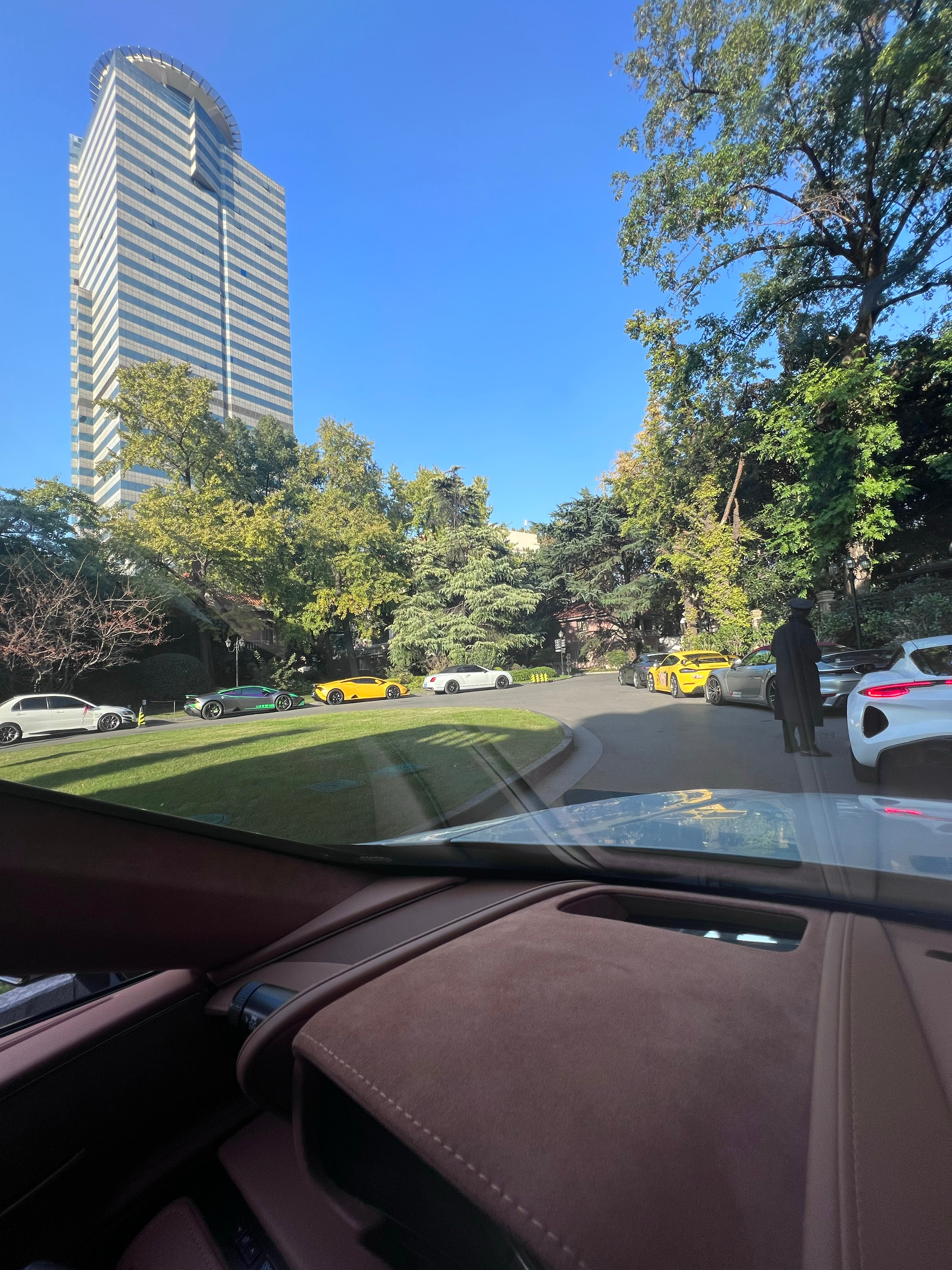 里面是婚礼 外面是车展里面泪流雨下 外面激情四射仪式中场 出来透透气 顺便看看其