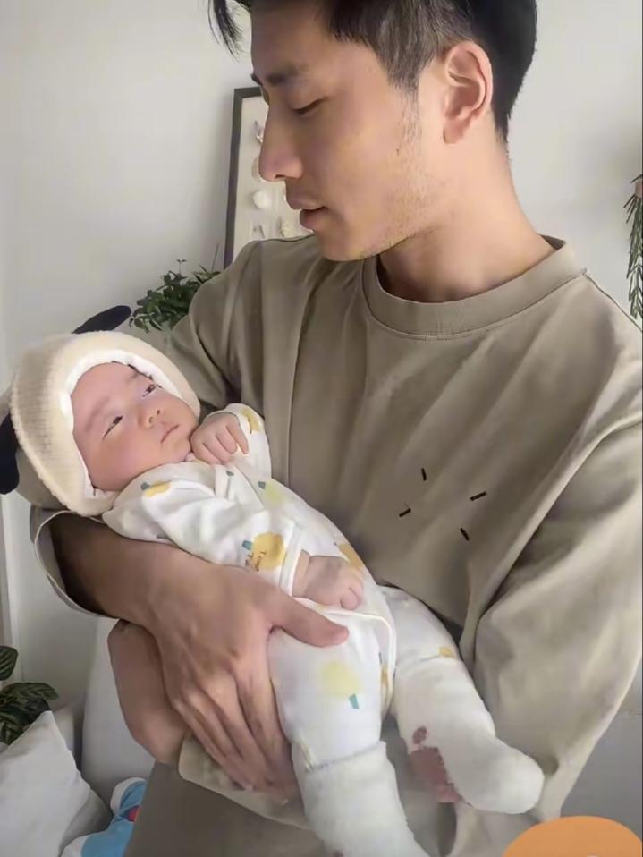 上海一个大三男生，直接抱了一对双胞胎回家!爸妈当场懵了："你才21岁，孩子哪来的