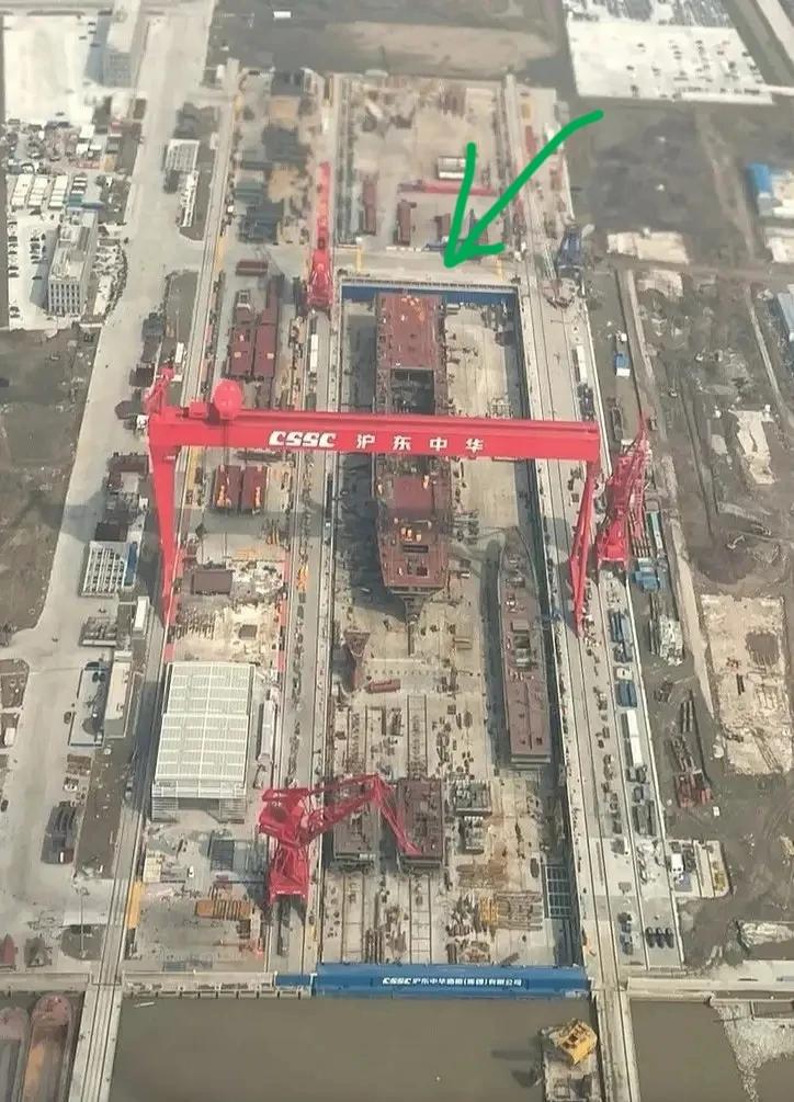 貌似比075两栖攻击舰要大一号