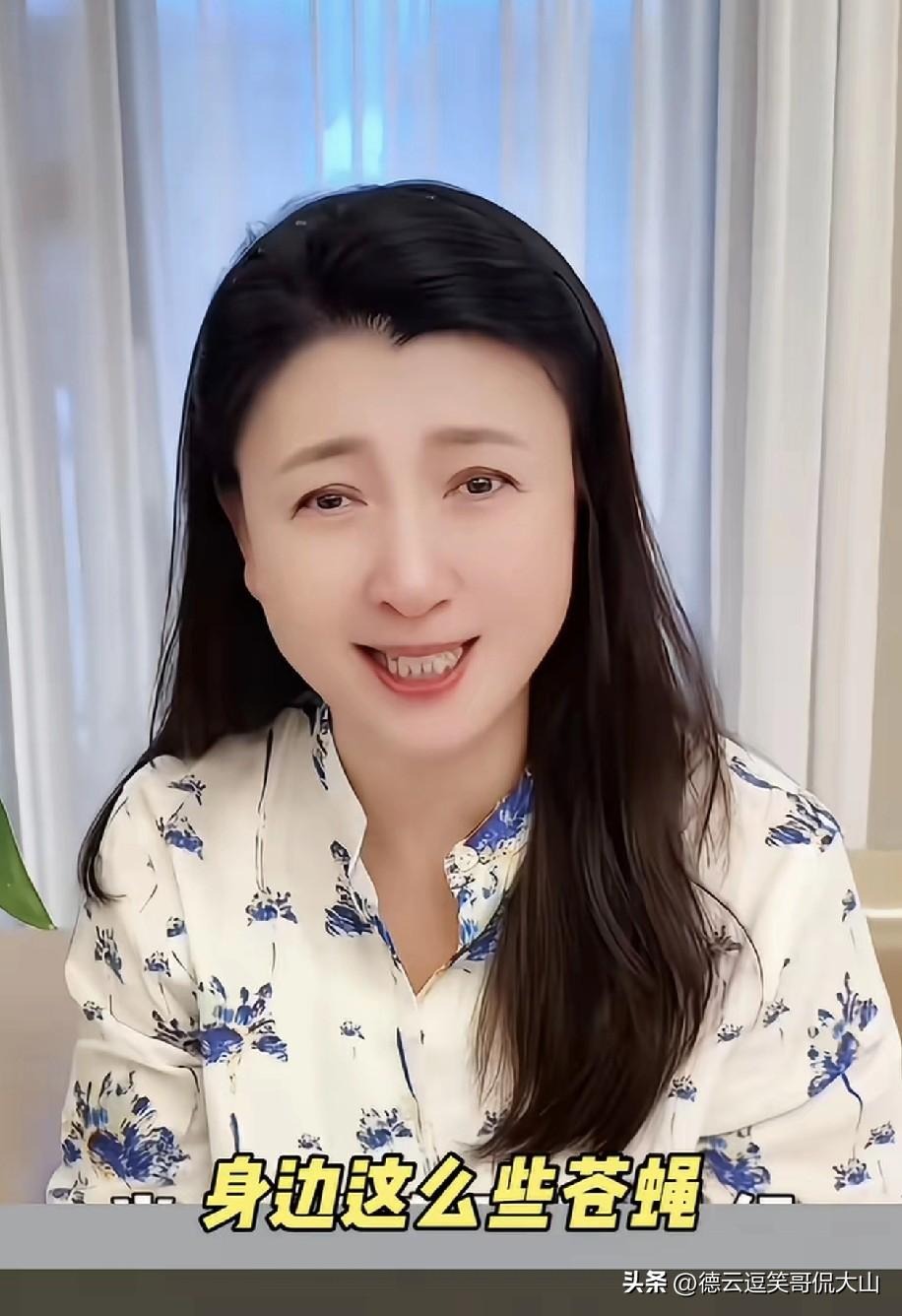 闫学晶表示，绝不能自暴自弃。虽说有人讲身边的苍蝇在针对我，但我必须挺住，绝不认怂
