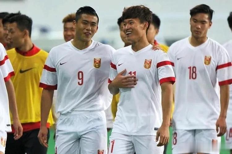 当红国脚遭人哄抢，国安球迷自宣加盟，申花占据另一优势，山东泰山退出竞争。
  博