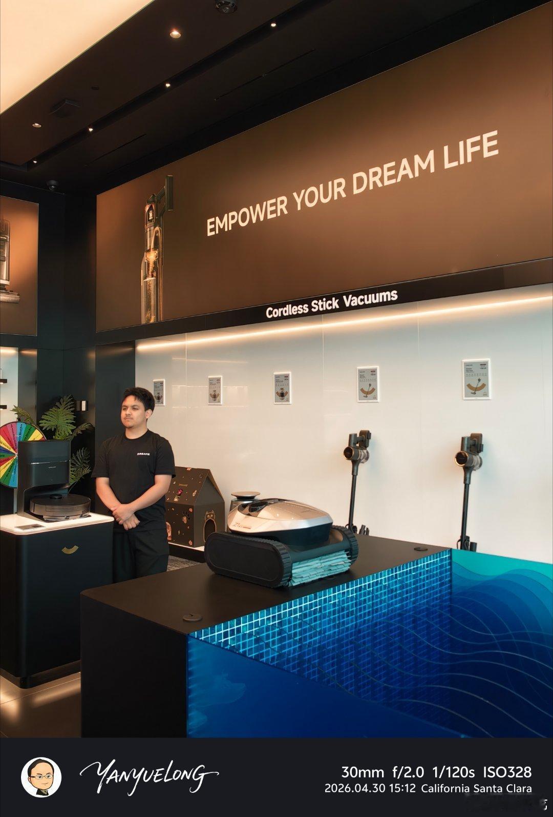 走进硅谷Westfield Valley Fair商场的追觅旗舰店，这里生意火爆