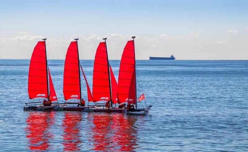 中超球队一到双线作战就头疼。
去年海港在亚冠附加赛轮换8个主力，这事儿就挺有代表