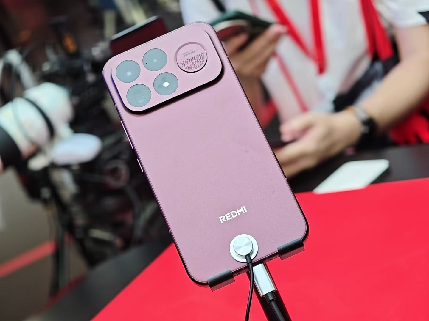 逛展2026ChinaJoy，远远看到REDMI K100 Pro Max「赤霞