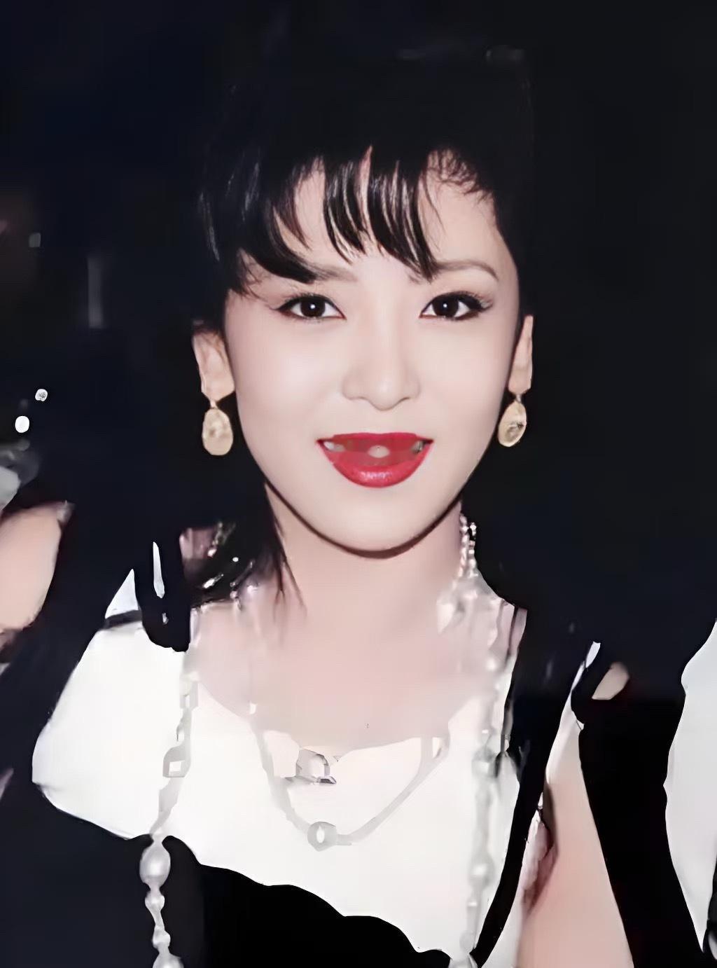 向华强女儿说向太拿烟头烫她还记得早期的她颜值确实挺漂亮的😄而且当事人否认了就没