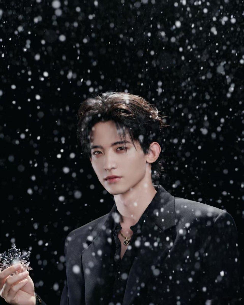 常华森长了双会爱人的眼睛 常华森把新剧角色“夏飞雪”具象化太绝了！红毯上他在飞雪