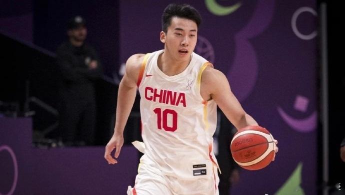 备受关注的年轻球员王俊杰，在2026年夏天选择了牵手NBL球队香港金牛。今天下午