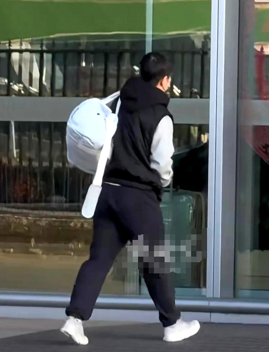 国乒出征新加坡，孙颖莎一个人走VIP通道，马琳王皓挤在普通队伍里，凭什么？
 