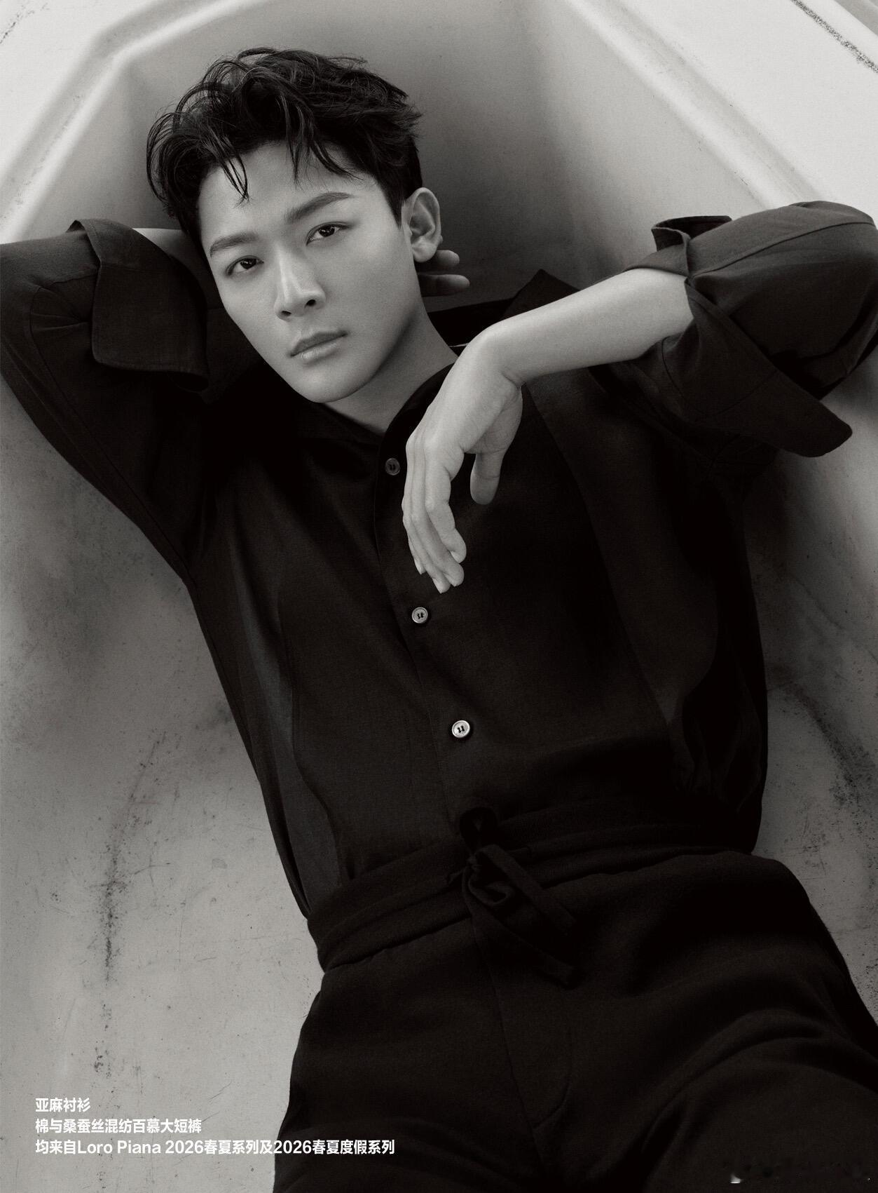 张晚意自认随性，比起城市楼群更爱山水广阔。他节奏笃定，在热爱演艺事业的同时坚持自