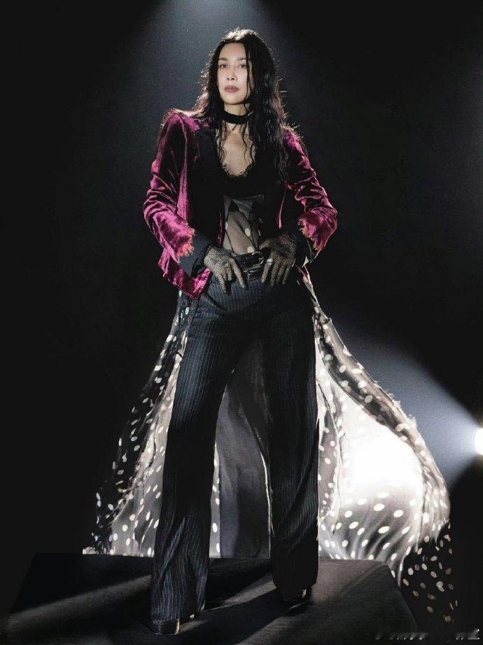 华晨宇就这样看那英热闹声鸣远扬那英的直来直去搭配花花的安静观察，简直是综艺宝藏组