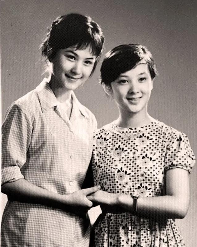 青春真美好！
这张照片，拍摄于上个世纪80年代中期。
照片上，两位好姐妹，一个端
