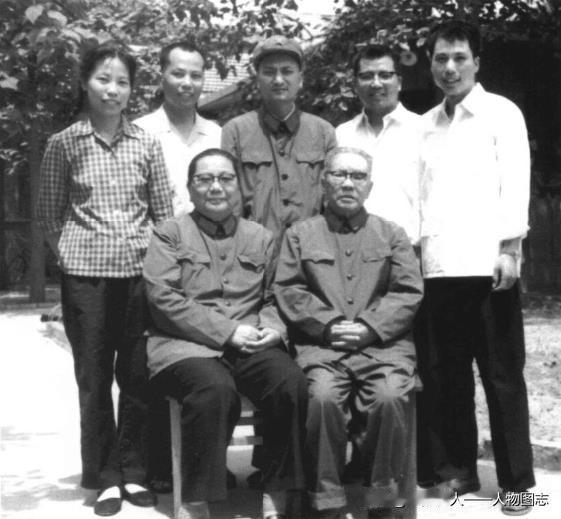 1982年6月，朱良才夫妇及儿女们在北京家中。