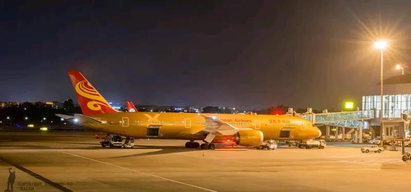 海南航空在航班广播中先使用英文后使用中文引起众怒，对比航空公司解释说是由于当班机