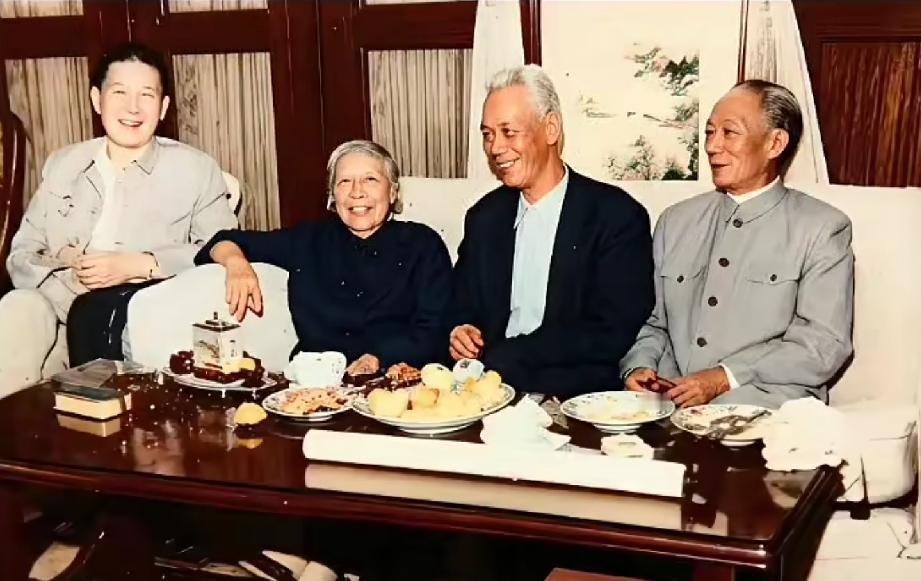 厅堂之内茶点齐备，字画衬出雅致氛围，留下廖家亲人相聚的珍贵彩照。左起依次为经普椿