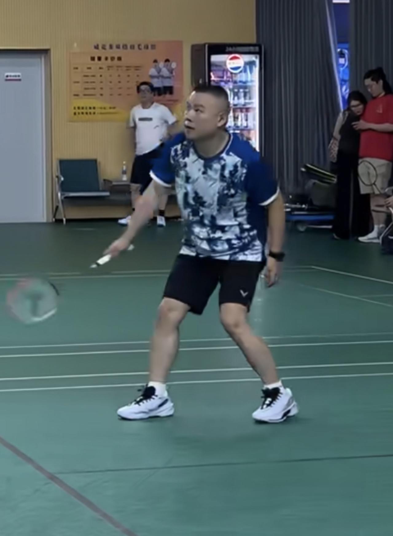岳云鹏现身北京某羽毛球馆打球，瘦了好多腿都细了，大肚子也没了，坚持锻炼身体效果很
