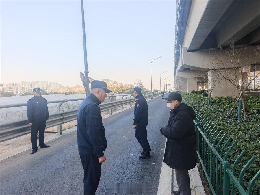 宁波执法队员暖心守护迷途七旬老人 日前，慈溪市综合行政执法队白沙路中队队员在中横