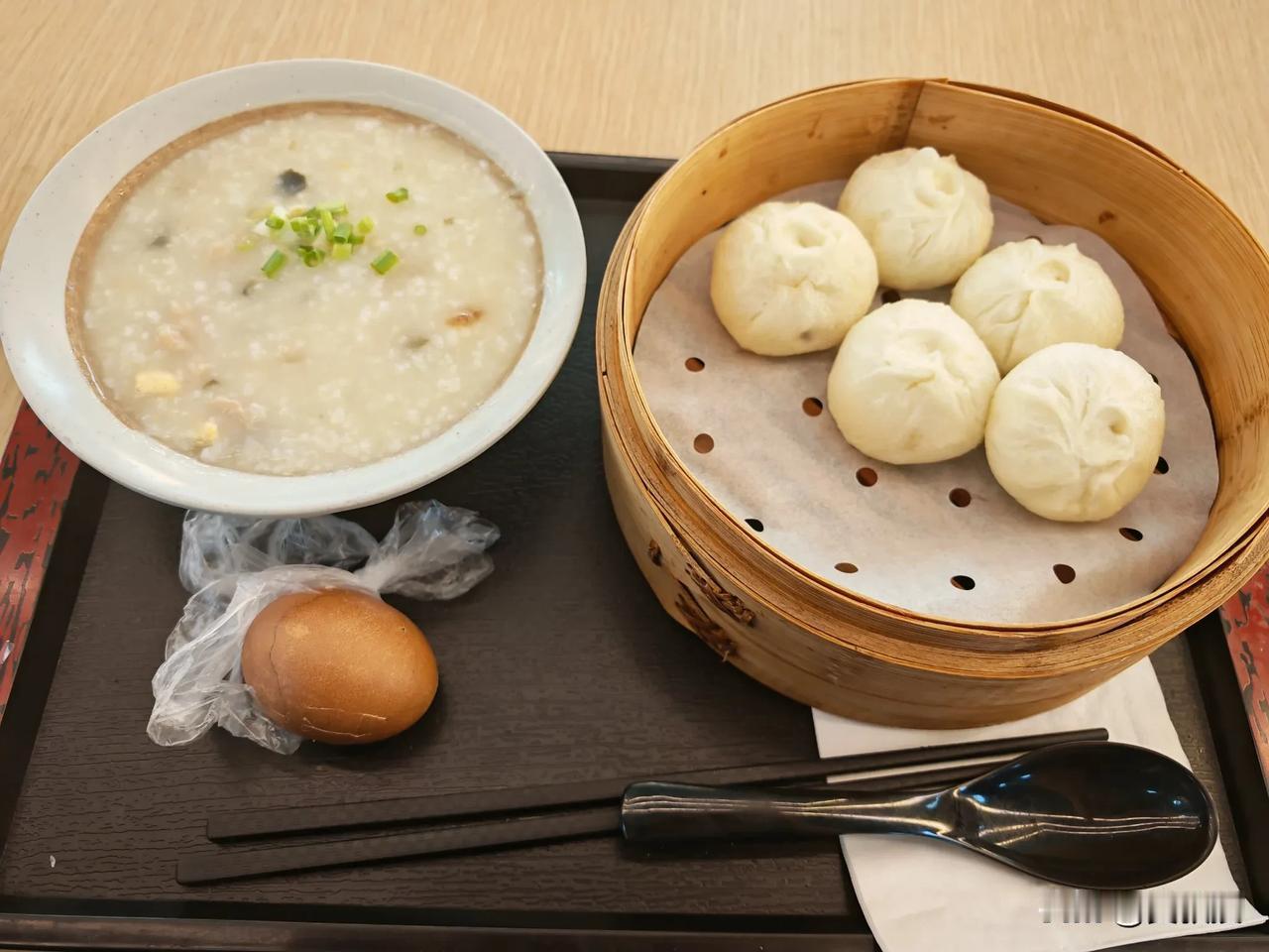 一碗皮蛋瘦肉粥，五个包子
一个台湾名嘴吃不起的茶叶蛋
一共41块钱
杭州东站的早