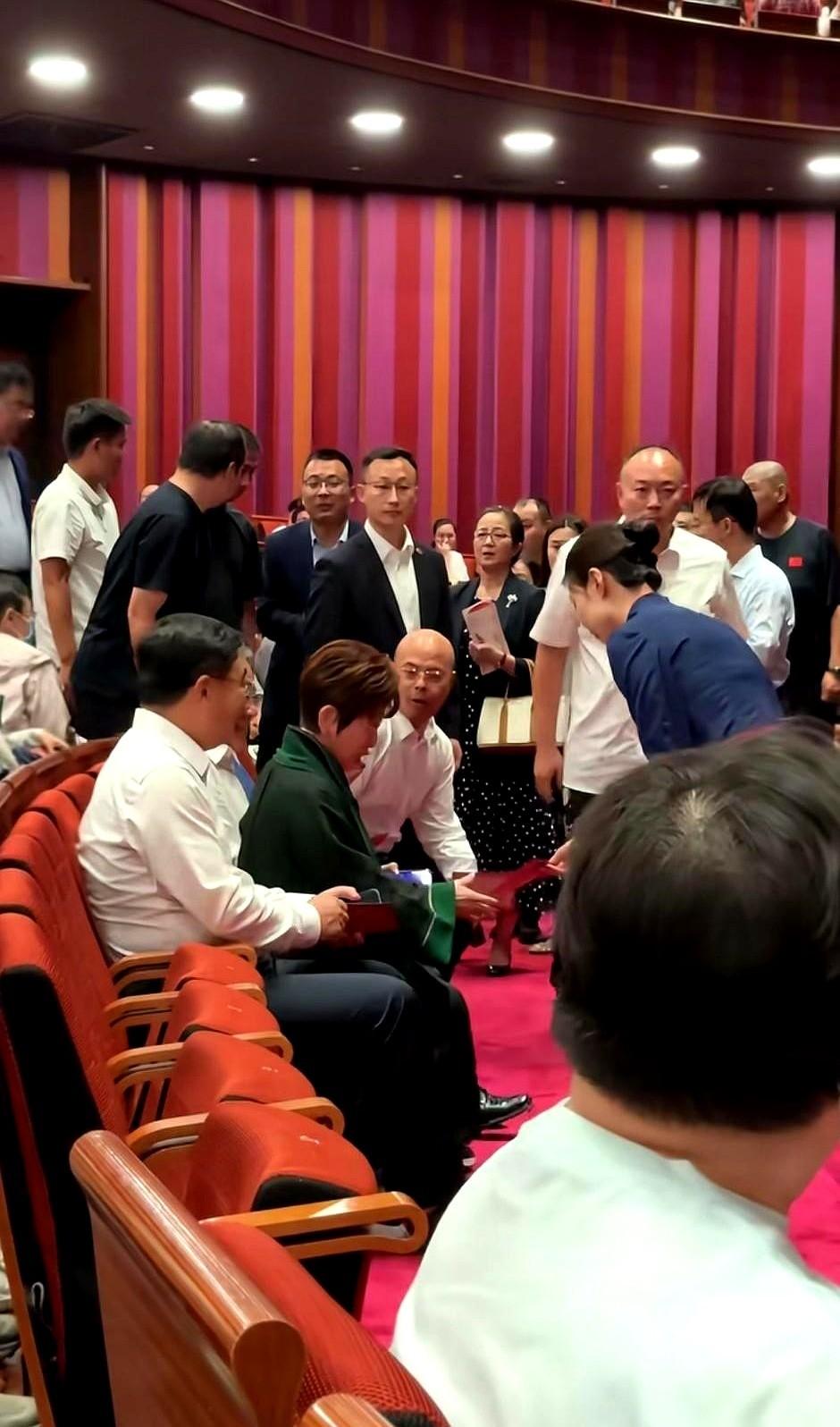 快80岁像60！

48年生人

腰杆笔直

光还在

镜头里她穿一件旧风衣，袖