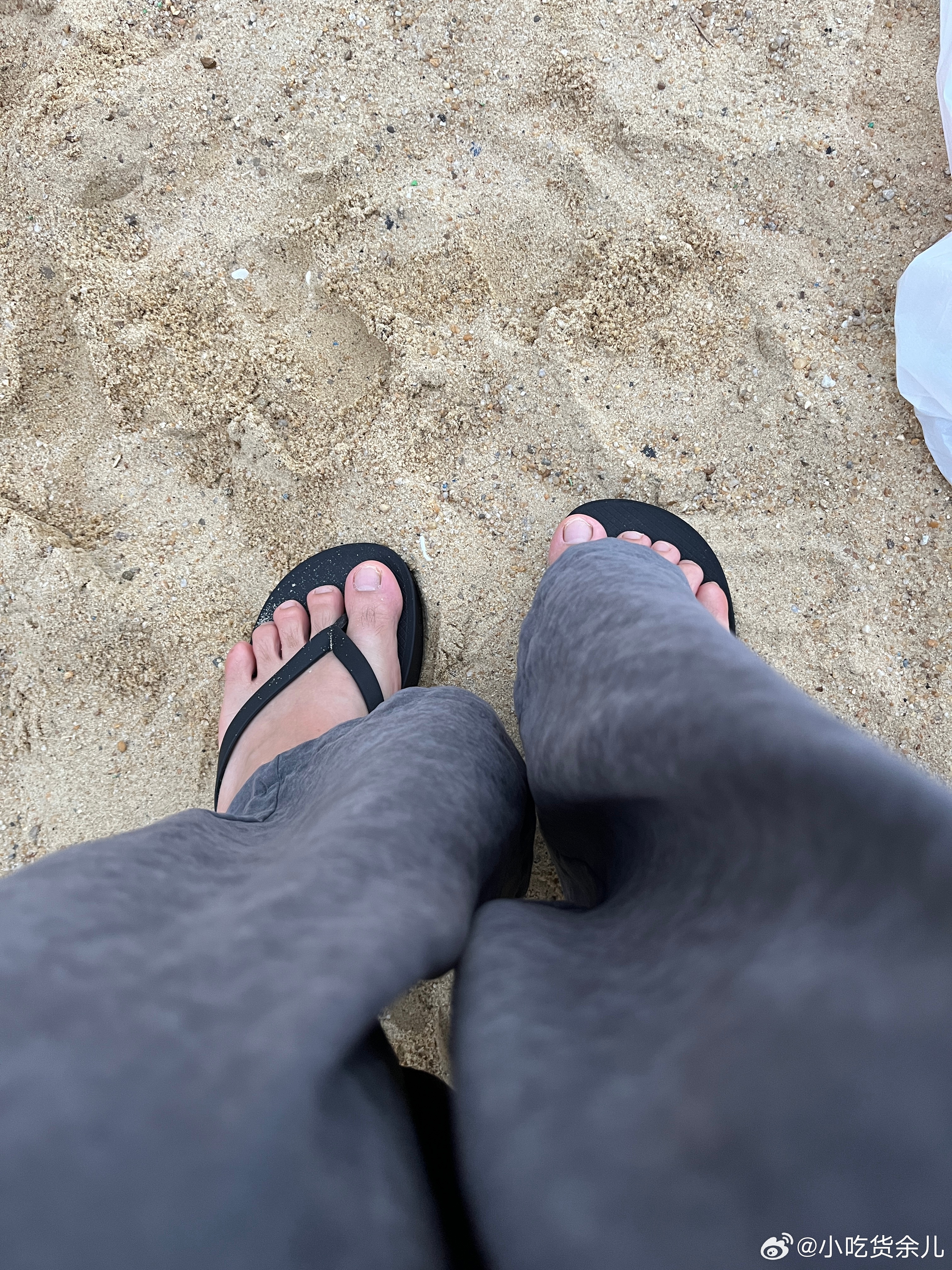 我觉得人字拖比洞洞鞋好穿、舒服，好多年多没穿过，请忽略我不好看的脚周星驰回应选角