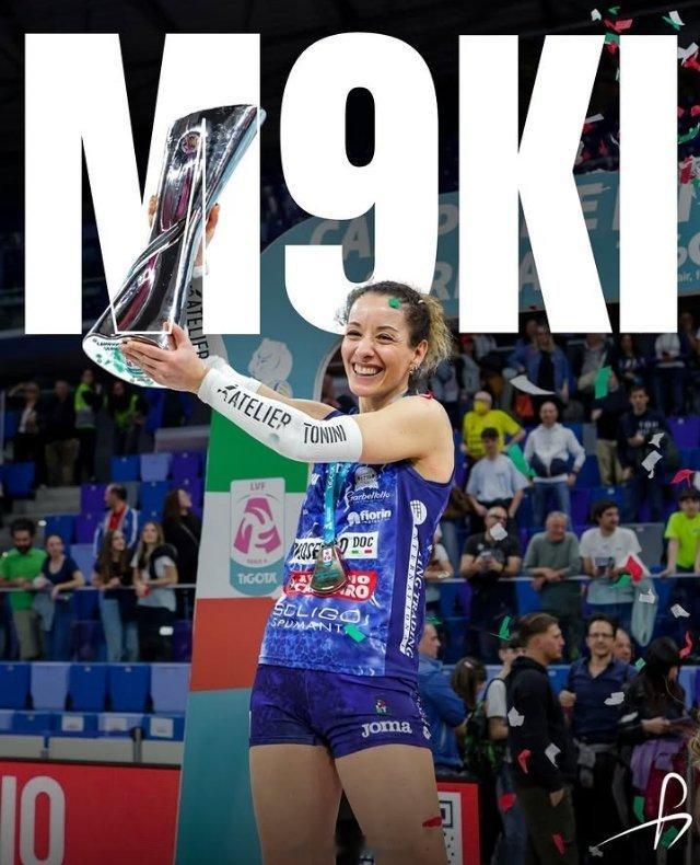 女排🎤意媒： 在科内利亚诺队赢得的全部9次意甲冠军中，始终有一个固定的身影，一