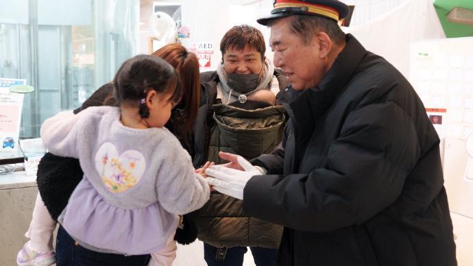 头大帽子小，石破茂戴着不合尺寸的帽子，在儿童馆玩火车模型。 石破茂对于自己的外形