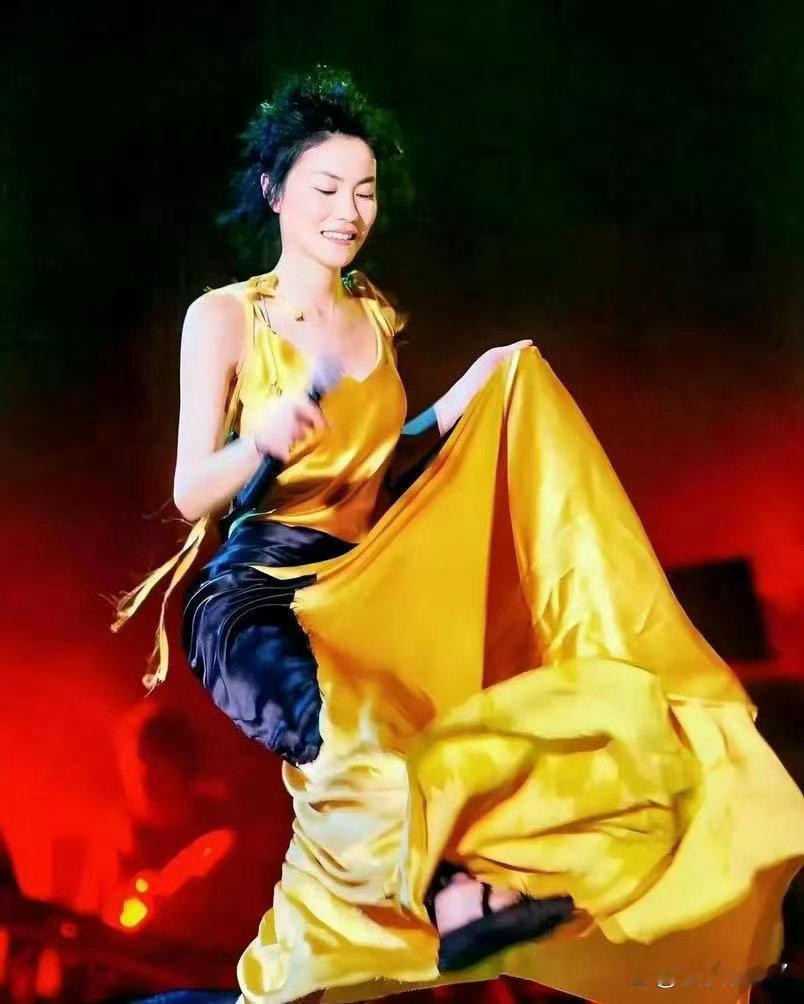 王菲一袭黄裙氛围感拉满，灵动眼眸自带清冷气场，身姿优雅，独特风骨无人超越。 
