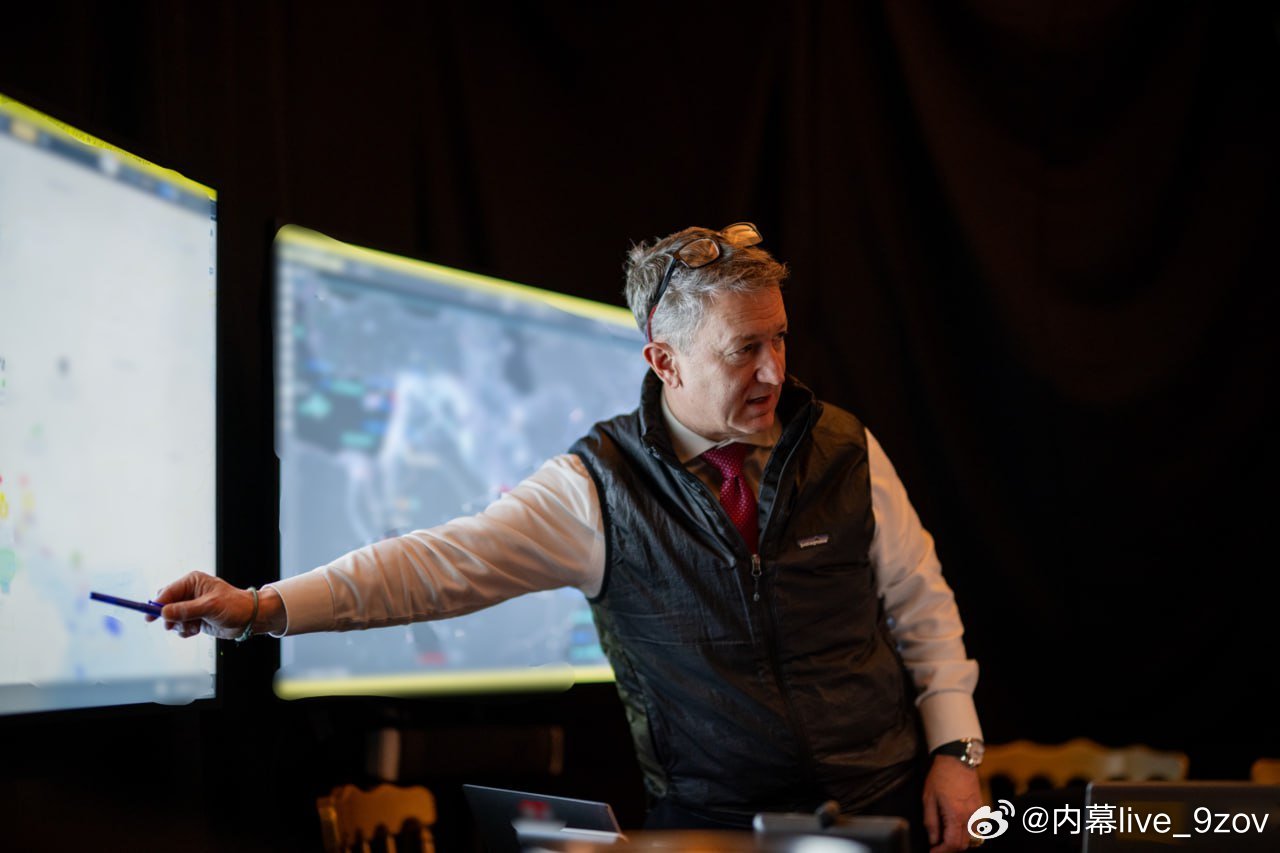 白宫发布了特朗普和万斯在战情室内观看“史诗狂怒行动”的首批照片 