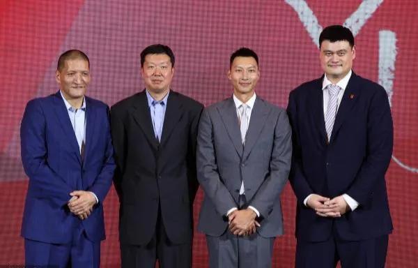 易建联在退役仪式上，用非常幽默风趣的言语感谢了给他帮助的人，可以说是非常的风光！