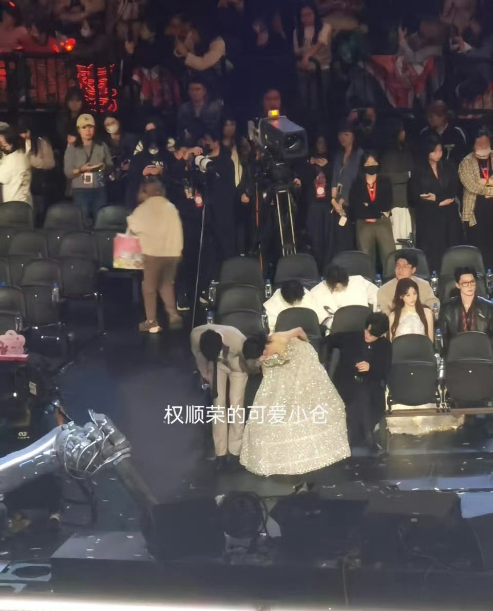 孟子义李昀锐是在拜天地吗  孟子义李昀锐好像在拜天地  婚礼答谢宴吧这是 